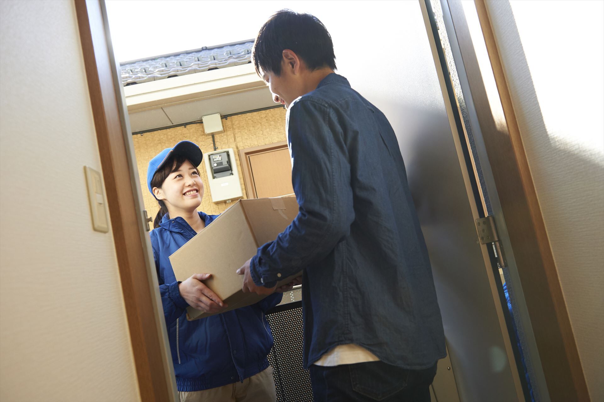 荷物を届ける女性スタッフ